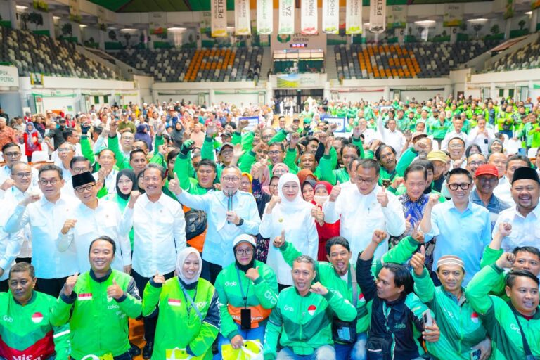 Gubernur Khofifah Bersama Menko Pangan Zulhas Bagikan Ratusan Paket Sembako untuk Pengemudi Ojol dan Masyarakat Rentan Di Gresik
