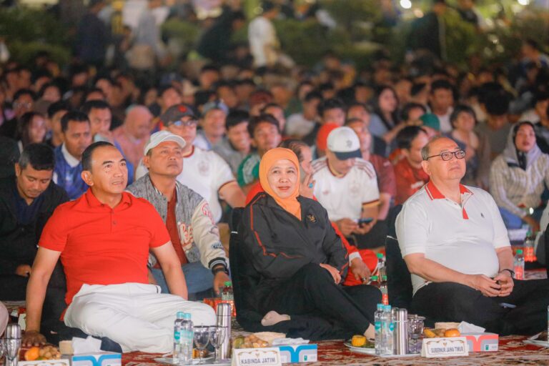 Gubernur Khofifah Nobar Final Piala Dunia Bersama Ribuan Masyarakat di Halaman Grahadi, Sepak Bola Jadi Penyatu Kebersamaan dan Sportivitas