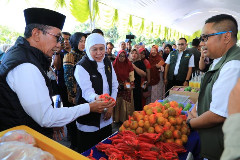 Gubernur Khofifah Gelar Pasar Murah di Pamekasan, Optimistis Perkuat Daya Beli Masyarakat dan Jaga Stabilisasi Harga Bahan Pokok sekaligus Berdayakan UMKM
