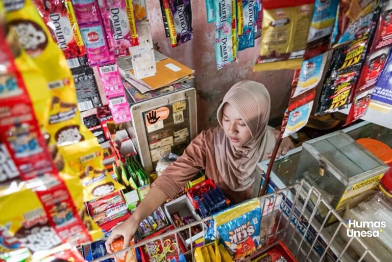 Beasiswa KIP Kuliah Antarkan Zahira Dewi Menapaki Mimpi di Unesa, Kampus Siapkan Program Pendampingan