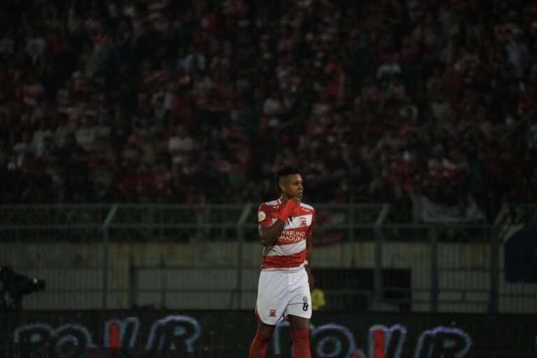 Madura United Resmikan Comeback Hugo Gomes, Suporter Sambut Antusias