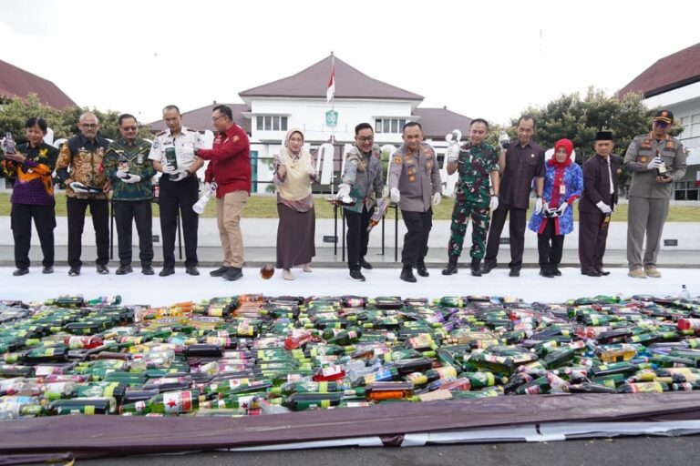 Pemkab Lumajang Perkuat Penegakan Perda melalui Pemusnahan 3.000 Botol Minuman Beralkohol
