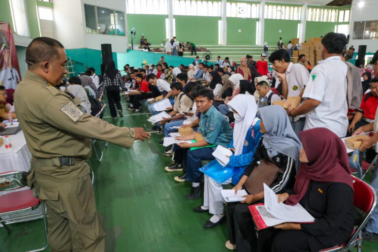 Pemkot Surabaya Beri Bantuan Pendidikan bagi 7.380 Siswa SMA/SMK Sederajat 