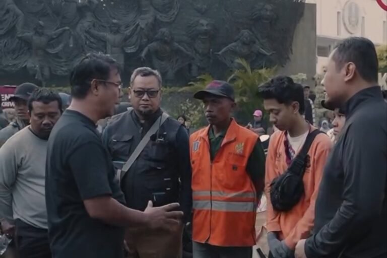 Pemkot Surabaya Tindak Tegas Dugaan Pungli Petugas DLH di Tugu Pahlawan, Dua Orang Disanksi