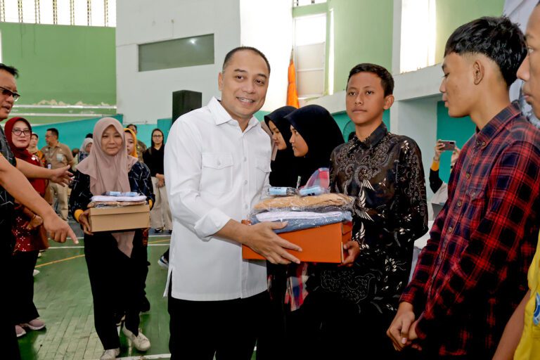 Pemkot Surabaya Beri Bantuan Pendidikan untuk 7.380 Pelajar, Siswa Swasta Terima Rp350 Ribu per Bulan