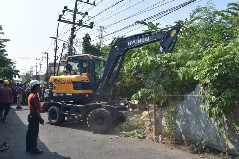 Siapkan untuk Puskesmas hingga Pos Pemadam Kebakaran, Pemkot Surabaya Tertibkan Lahan Aset 5.500 Meter Persegi di Ngagel Timur