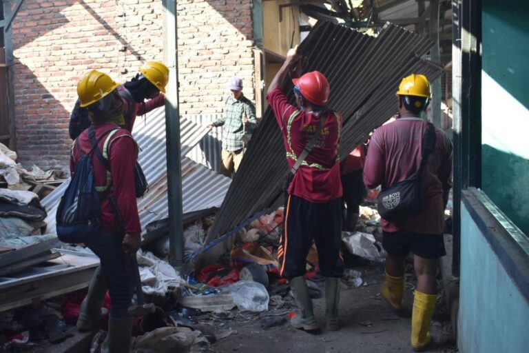 Amankan Aset Daerah, Pemkot Surabaya Tertibkan 192 Lapak Tak Berizin di Pasar Baru Pagesangan