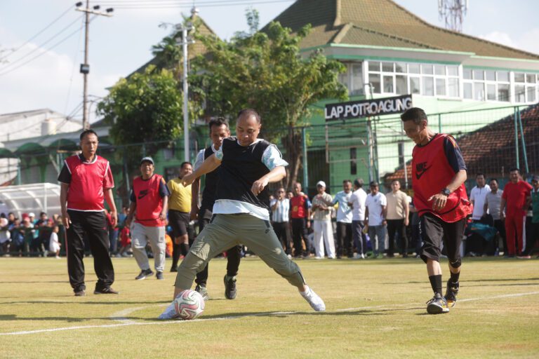 Laga Bareng Persebaya Legend, Wali Kota Eri Cahyadi Resmikan Wajah Baru Lapangan Potro Agung