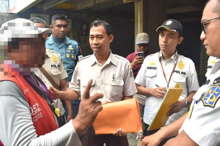 Pemkot Surabaya Percepat Penerapan Parkir Digital, Satpol PP Sosialisasi Sekaligus Buka Pendaftaran di Lokasi