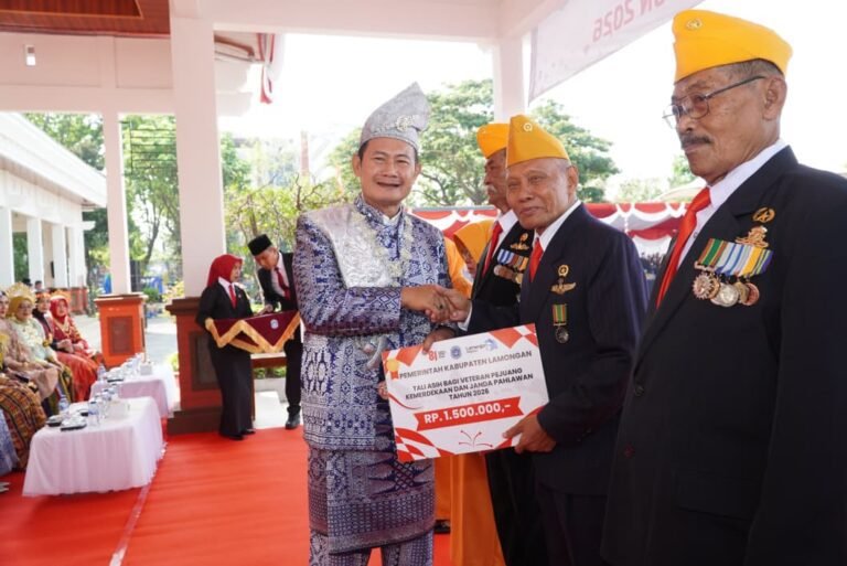 HUT Ke-81 RI, Pemkab Lamongan Serahkan Tali Asih Veteran Hingga Remisi