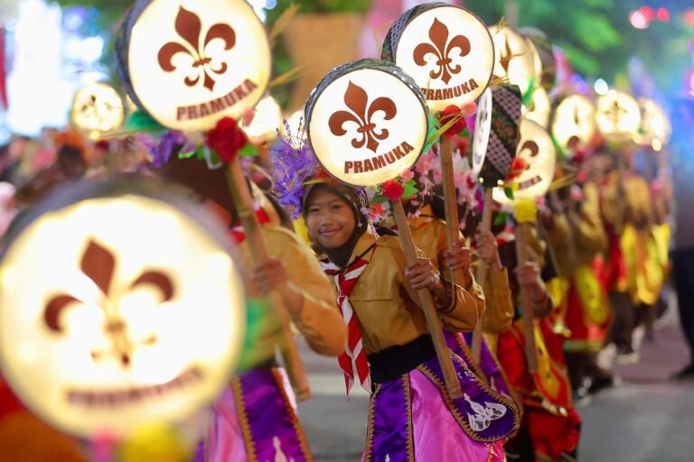 Angkat Kekayaan Budaya Blambangan, Pawai Lampion Hiasi Malam Banyuwangi 