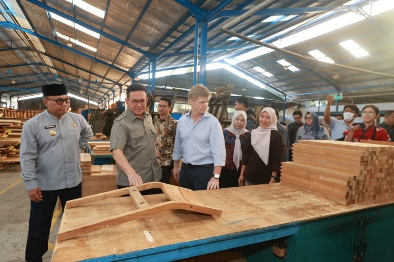 Dari Kalipuro ke Pasar Dunia, Mendag Dorong Furnitur Jati Banyuwangi Naik Kelas