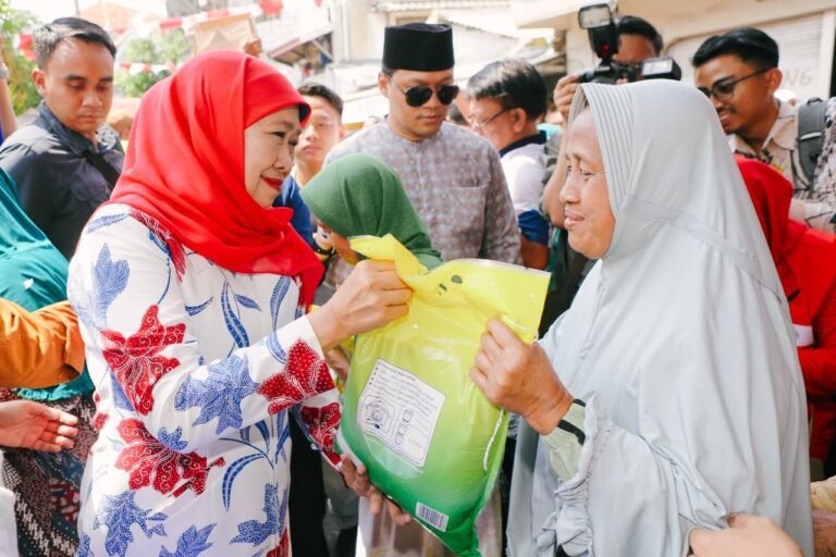Gubernur Khofifah Gelar Pasar Murah di Dua Kampung  Surabaya: Hadirkan Bahan Pokok Terjangkau Sekaligus Bagikan Bendera Merah Putih kepada Warga