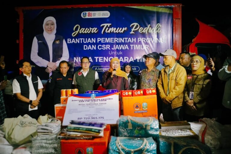Wujud Solidaritas untuk Korban Gempa NTT, Gubernur Khofifah Serahkan Langsung Penyaluran Bantuan Logistik , Sapa Anak dan Lansia Serta Warga Manggarai
