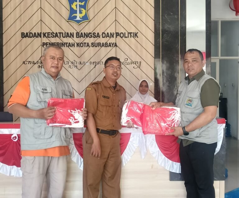 Perkuat Nasionalisme, Bakesbangpol Surabaya Gandeng FPK Bagikan 1.000 Bendera