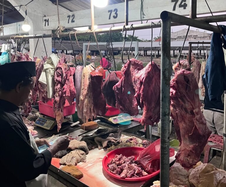 Daya Beli Melemah, Pedagang Daging Sapi di Pasar Arimbi Sepi Pembeli