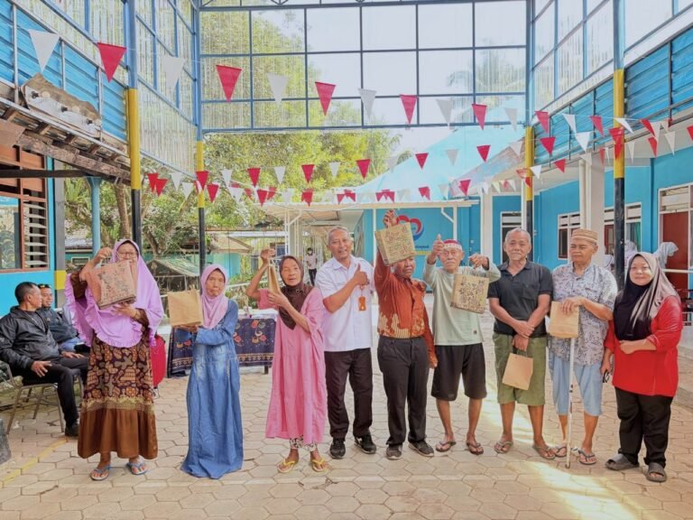 UPT PSTW Banyuwangi Serahkan Bingkisan kepada Pemenang Lomba HUT ke-81 RI