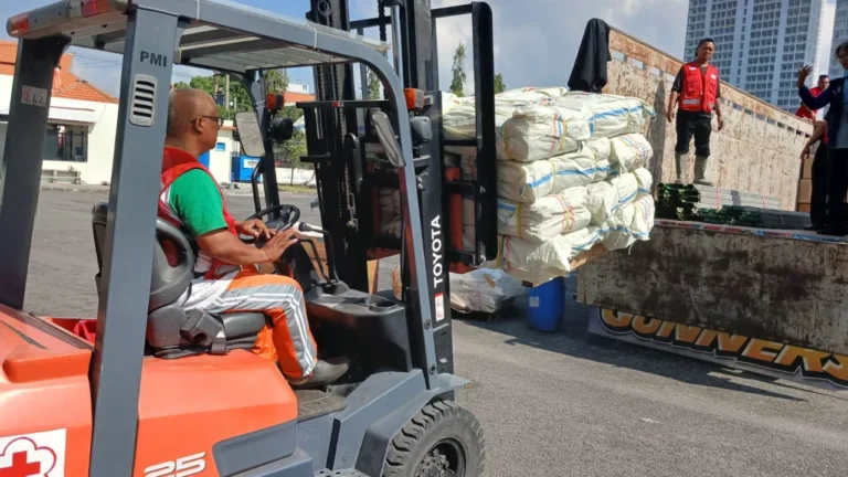 PMI Salurkan Bantuan Logistik untuk Dukung Respons Gempa Bumi di NTT