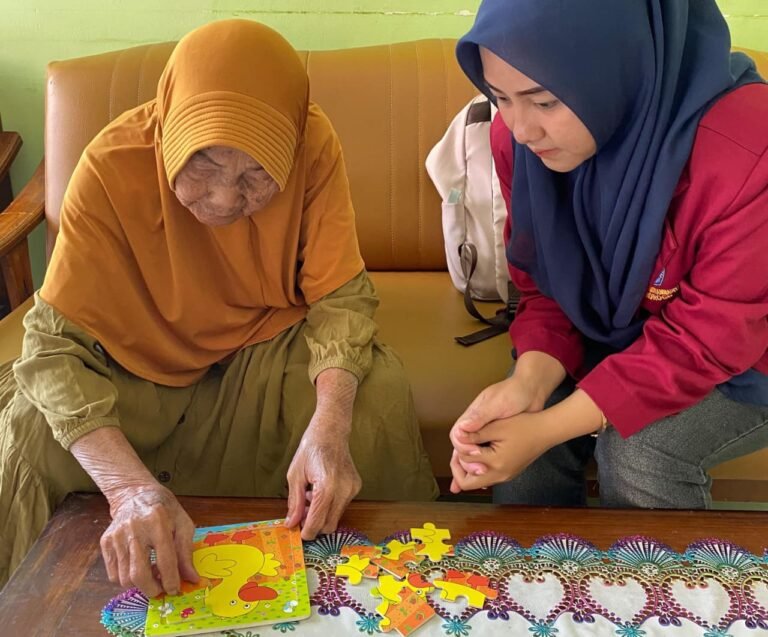Terapi Puzzle Jadi Cara UPT PSTW Magetan Jaga Kesehatan Mental Lansia