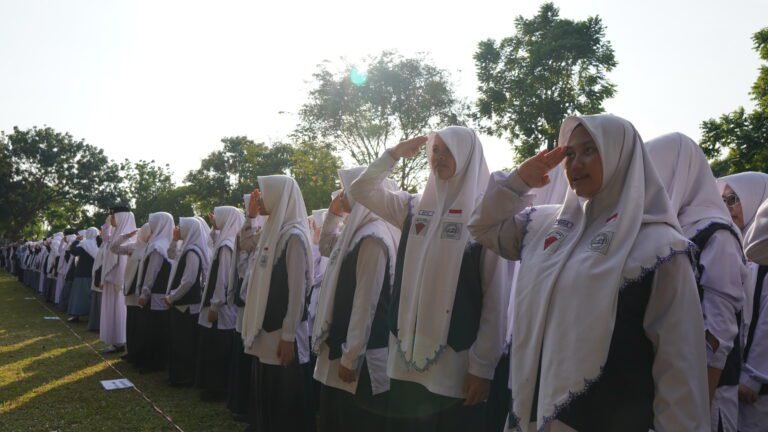 Memperingati HUT ke-81 Republik Indonesia, Siswa Kelas IX dan Pengurus Organisasi SMP Al Hikmah Ikuti Upacara Bendera