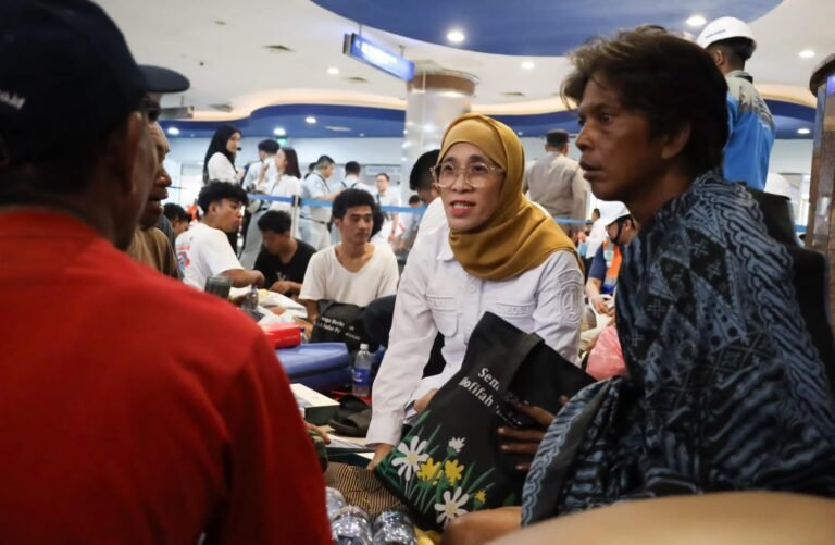Gubernur Khofifah Salurkan Bantuan bagi Korban KMP Mutiara Sentosa 2