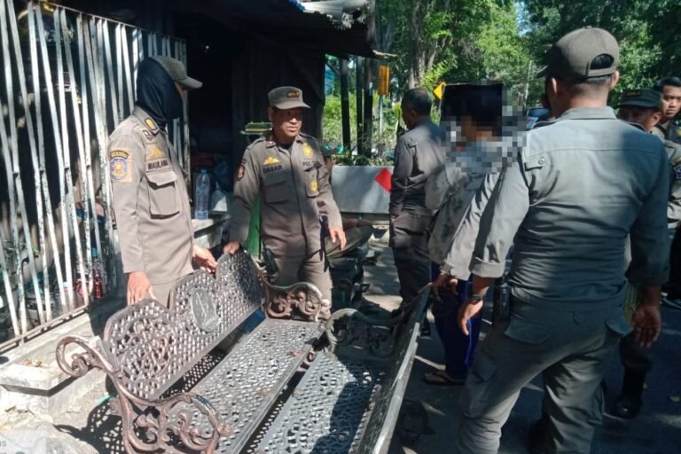 Satpol PP Ungkap Dugaan Modus Pencurian Kursi Fasum Pemkot Surabaya Pakai Ambulans