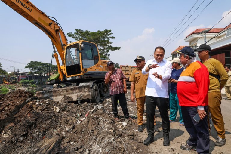Keterlambatan Pengaspalan Ancam Keselamatan Pengendara, Wali Kota Eri  Peringatkan Kontraktor