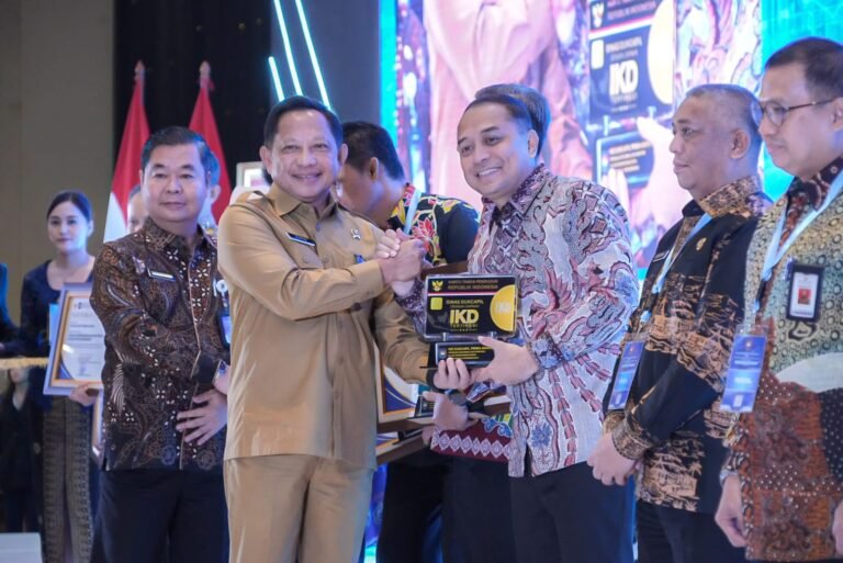 Pemkot Surabaya Raih Dukcapil Prima Award, Aktivasi IKD Masuk 10 Besar Nasional