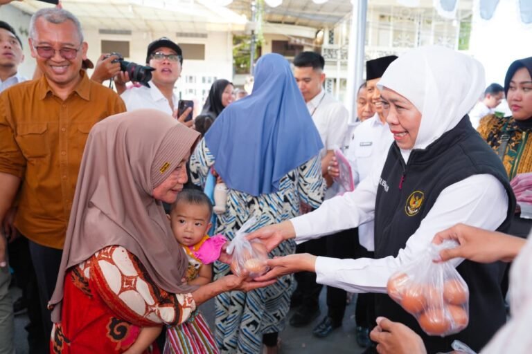 Gubernur Khofifah Komitmen Gencarkan Instrumen Strategis Jaga Daya Beli di Tengah Dinamika Harga Pangan, Masyarakat Kota Pasuruan Antusias Serbu Pasar Murah dan Bendera Merah Putih