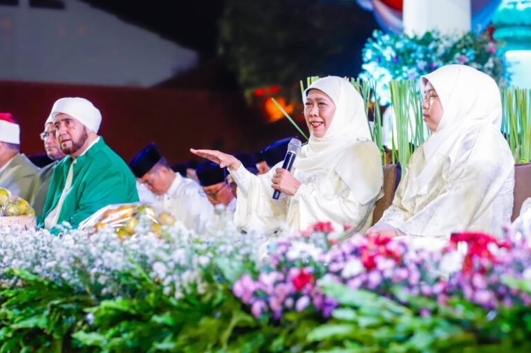 Gubernur Khofifah Bersama Habib Syech dan Puluhan Ribu Masyarakat Lantunkan Dzikir-Sholawat Sambut HUT Ke-81 RI di Grahadi: Doakan Pahlawan Pejuang Bangsa Sekaligus Ikhtiar Jaga Indonesia dan Kuatkan Persatuan