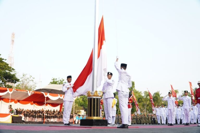 Tim Penurunan Bendera Lamongan Tuntaskan Tugas dengan Khidmat pada HUT ke-81 RI