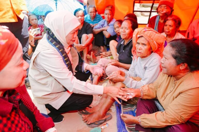 Gubernur Khofifah Hadir Langsung Menguatkan Warga Terdampak Gempa Bumi NTT di Pengungsian Benteng Jawa,   Lamba Leda – Manggarai Timur