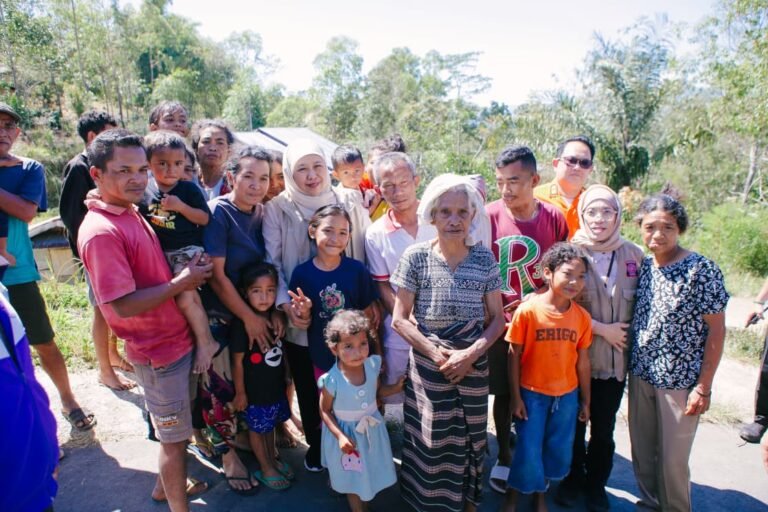 Momen Hangat Gubernur Khofifah di Manggarai Timur, Sapa Warga dan Bagikan Snack untuk Anak-Anak dalam Perjalanan Menuju Benteng Jawa