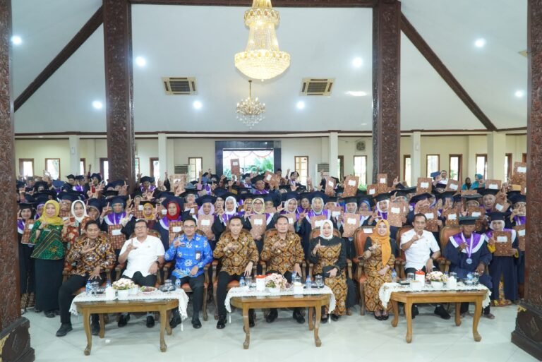 Wisuda SELANTANG, 208 Lansia Lamongan Siap Menjadi Pribadi Sehat dan Berdaya