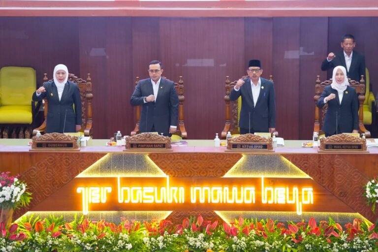 Gubernur Khofifah Sampaikan Nota Penjelasan Dua Raperda Strategis di DPRD Jatim, Perkuat Peran Pemuda dan Olahraga hingga Siapkan Dana Cadangan Pilgub Jatim