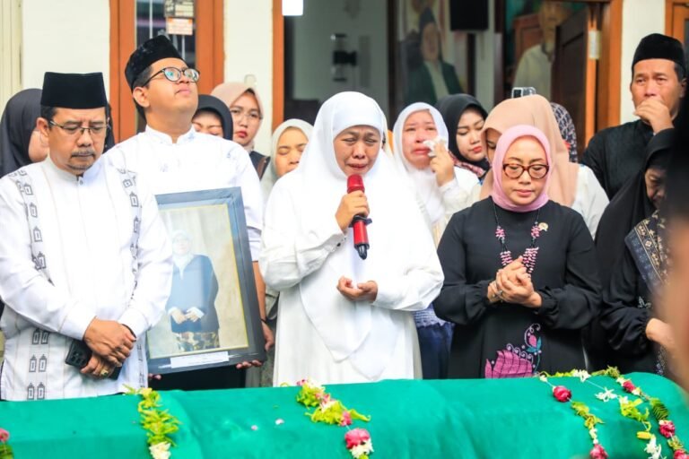 Gubernur Khofifah ,  Menteri PPPA dan Sesdirjen Layanan Haji  Lepas Jenazah Kepala Asrama Haji Surabaya Hj Fentin Istifa’iyah Menuju Peristirahatan Terakhir, Doakan Dedikasi dan Pengabdiannya Menjadi Amal Jariyah