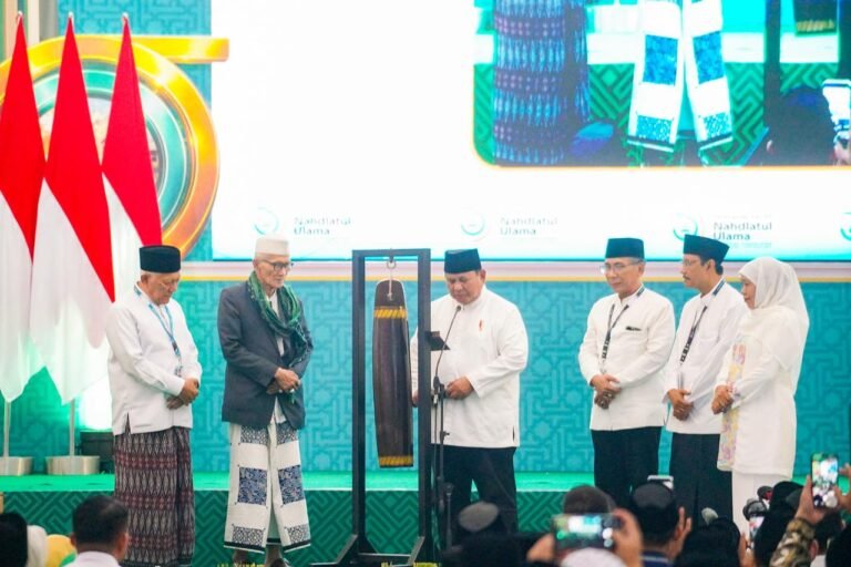 Presiden Prabowo Tutup Muktamar Ke-35 Nahdlatul Ulama di Ponpes Tambakberas, Gubernur Khofifah Sampaikan Selamat atas Terpilihnya Rais Aam dan Ketua Umum PBNU Masa Khidmah 2026–2031