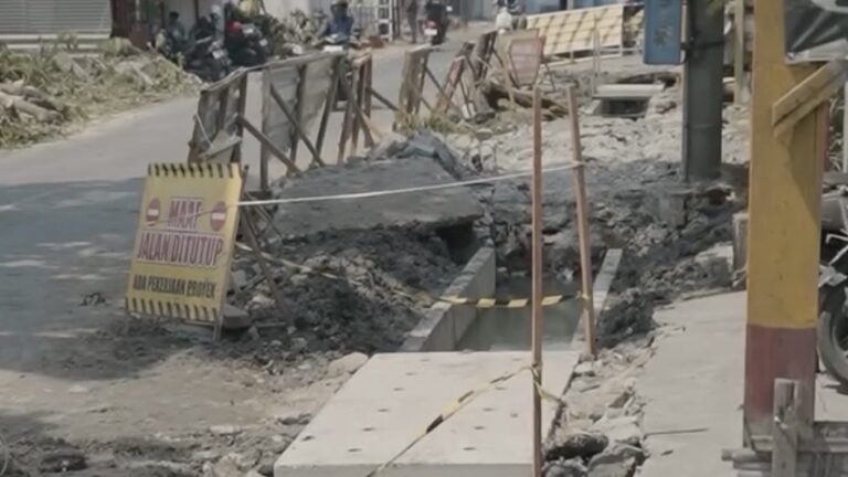 Proyek Drainase Bikin Warga Terpeleset, Wali Kota Eri Tegur Kontraktor: Keselamatan Warga Utama