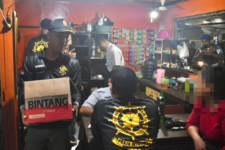 Tindaklanjuti Aduan Warga, Satpol PP Surabaya Temukan Warkop Jual Miras di Tengah Perkampungan