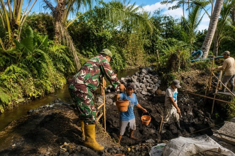 Jaga Lahan Pertanian, Poktan Sumber Makmur Gotong Royong Bangun Plengsengan