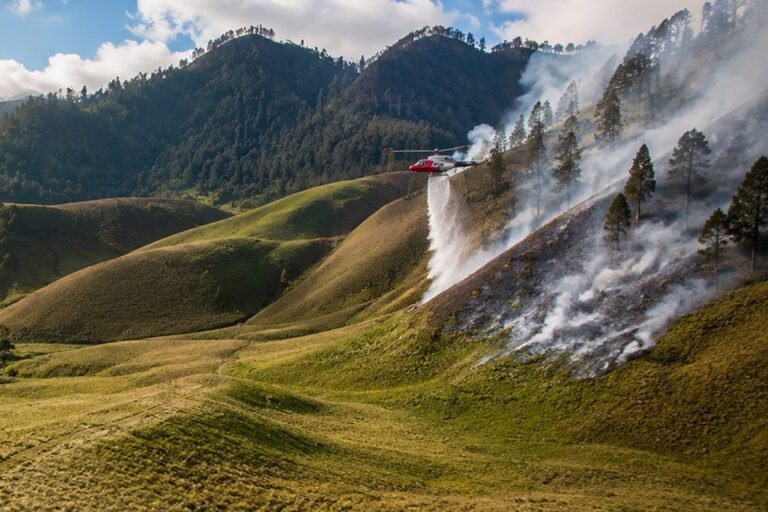 Dua Helikopter BPBD Jatim Dikerahkan Water Bombing Kebakaran Hutan TNBTS Lumajang