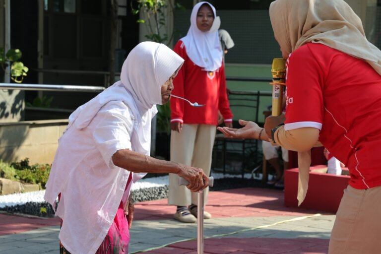 Bahagiakan Lansia, Pemkot Surabaya Gelar Lomba HUT Ke-81 RI Berhadiah Menu Favorit