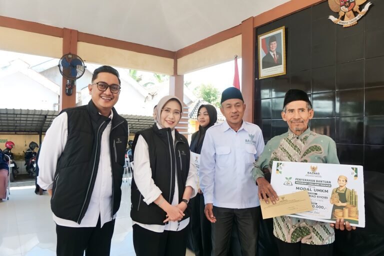 Setor Madu di Yosowilangun, Pemkab Lumajang Salurkan Bantuan untuk UMKM dan Mahasiswa