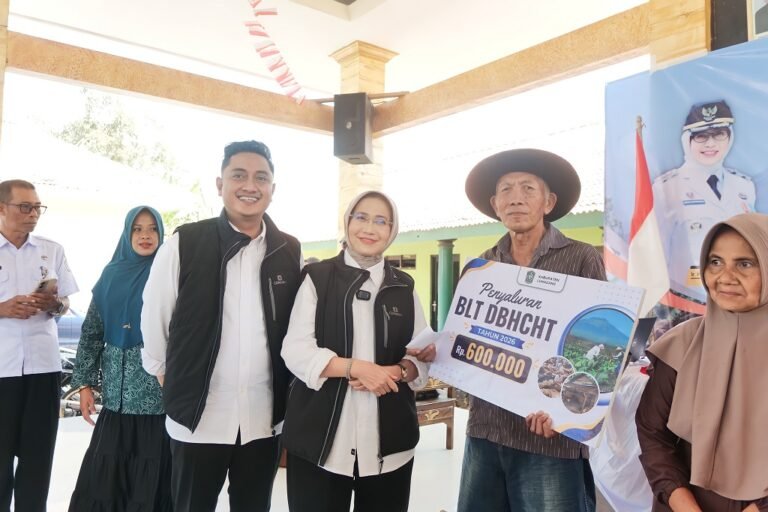 47 Warga Yosowilangun Terima BLT DBHCHT Rp600 Ribu