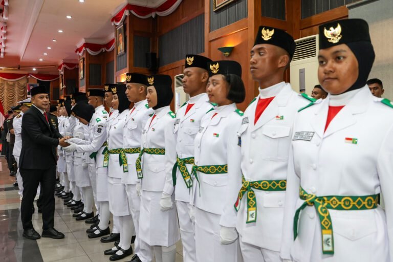 Wali Kota Eri Cahyadi Kukuhkan 98 Anggota Paskibraka Surabaya 2026