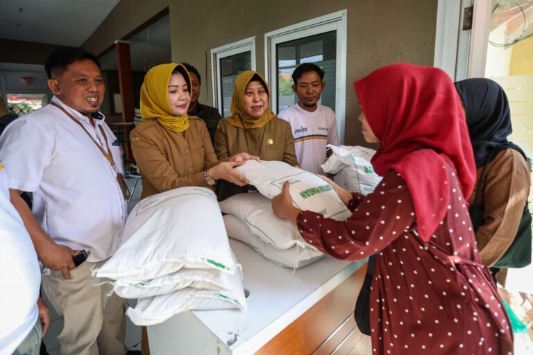 Pemkot Surabaya Bersama Bulog Salurkan Bantuan Pangan Beras 3 Bulan untuk 184 Ribu KPM
