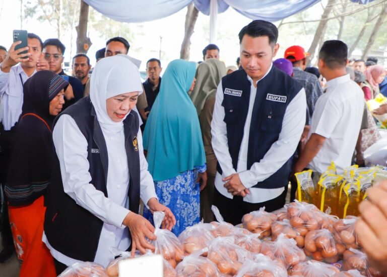 Gubernur Khofifah Gelar Pasar Murah Ke-87 di Lapangan Cemara Kecamatan Jenu Tuban, Perkuat Pengendalian Inflasi dan Dekatkan Akses Sembako Terjangkau Bagi Masyarakat