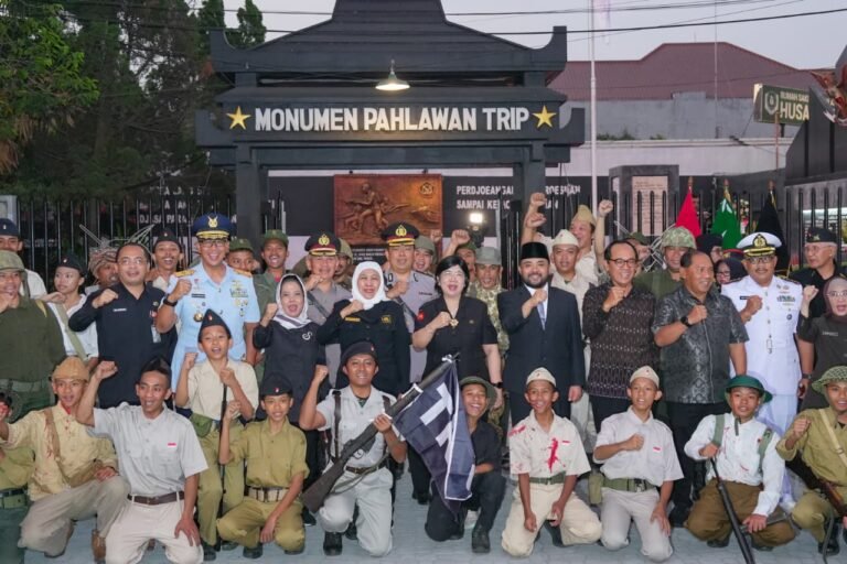 Gubernur Khofifah bersama Pejabat Gubernur Sementara Bank Indonesia Yang Juga Ketum MASTRIP Destry Damayanti Ziarah dan Tabur Bunga di Monumen Pahlawan TRIP di Malang