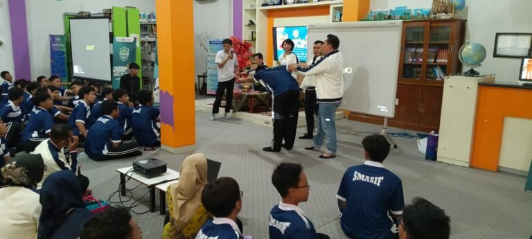 Champion Goes to School Hadir di Smasif Sidoarjo, Edukasi Renang dan Atletik untuk Santri