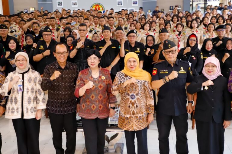 Khofifah Dampingi Pejabat Gubernur Sementara Bank Indonesia Destry Damayanti Menjadi Narasumber Utama Dalam BI Mengajar serta Meninjau Implementasi Program Ketahanan Pangan SMAN Taruna Nala Jawa Timur di Malang